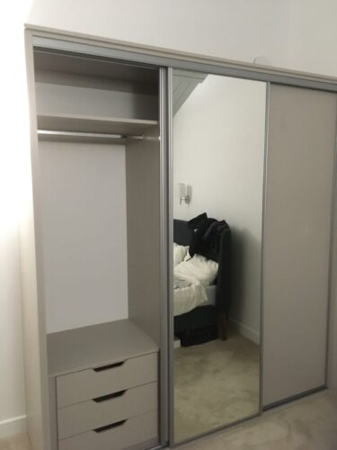 Short hanging space and chest of drawers