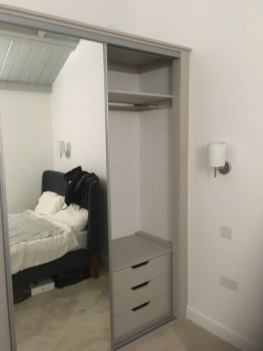 Short hanging space and chest of drawers