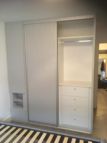 Shelves, hanging space and chest of drawers.